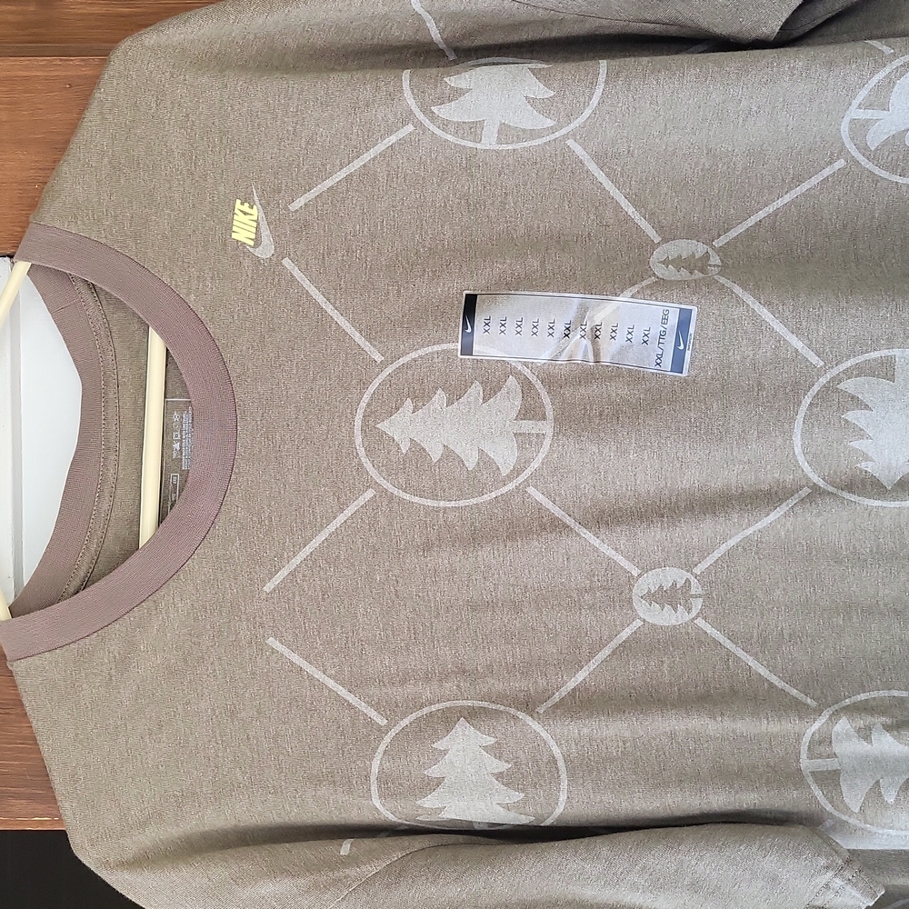 NIKE NWT.. ......great tree....earth look in green....XXL